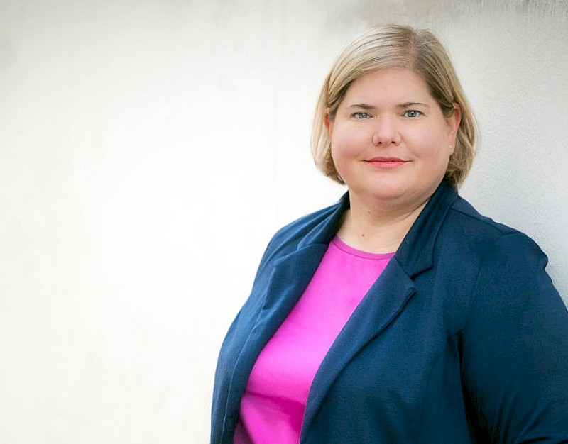 Vanessa Giese lehnt an einer Wand und schaut in die Kamera